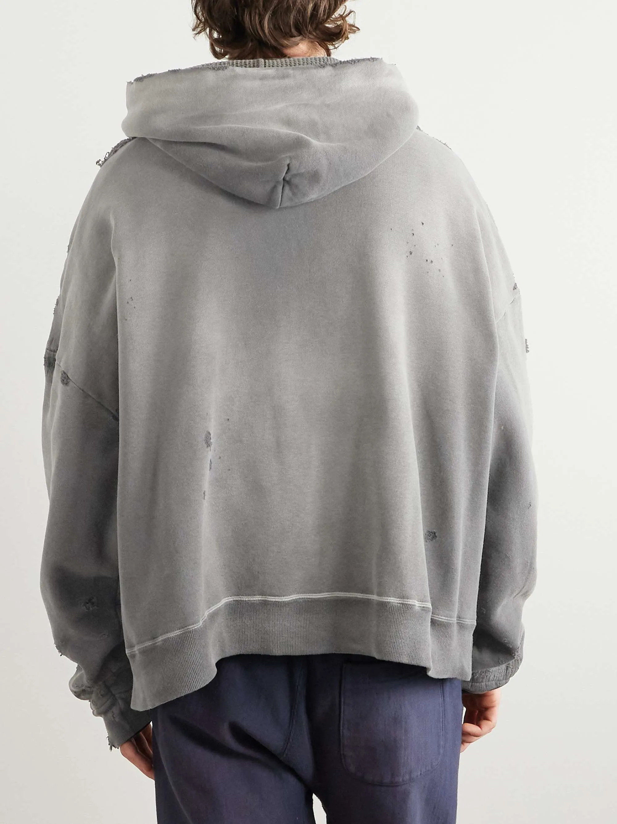SAINT Mxxxxxx DBL FACE ZIP UP HOODIE/CHARCOAL Double-layer destroyed waffle zipper jacket, washed black S-XL, a style that has been used in the summer. After continuous fine polishing, it has finally been shipped. The finished product is simply a work of art. Super heavy washing to make the weather look old. Multiple water fades. Excessive manual wormhole damage processing. Deconstruction and reorganization embroidery technology. Custom-made zipper with LOGO. The color details of the zipper webbing are also correct. Original grade fruit main label and wash water label. Top purchasing grade. A layer of waffle fabric is added to the inner lining to make the overall texture stronger and increase the comfort and warmth of the wearer.